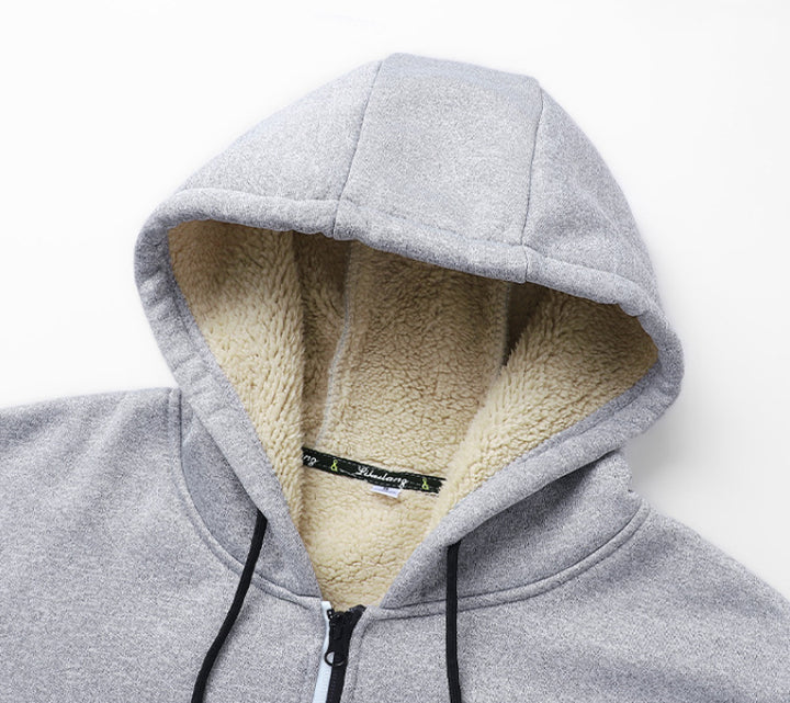 Man i svart hoodiejacka med teddyfoder