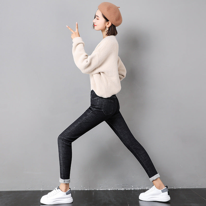 Kvinna i svarta fodrade skinny jeans