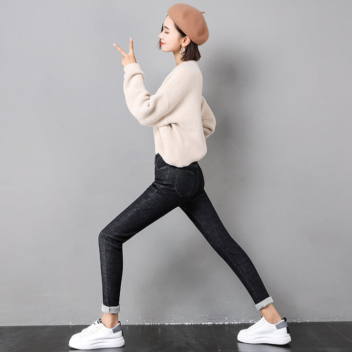 Kvinna i svarta fodrade skinny jeans