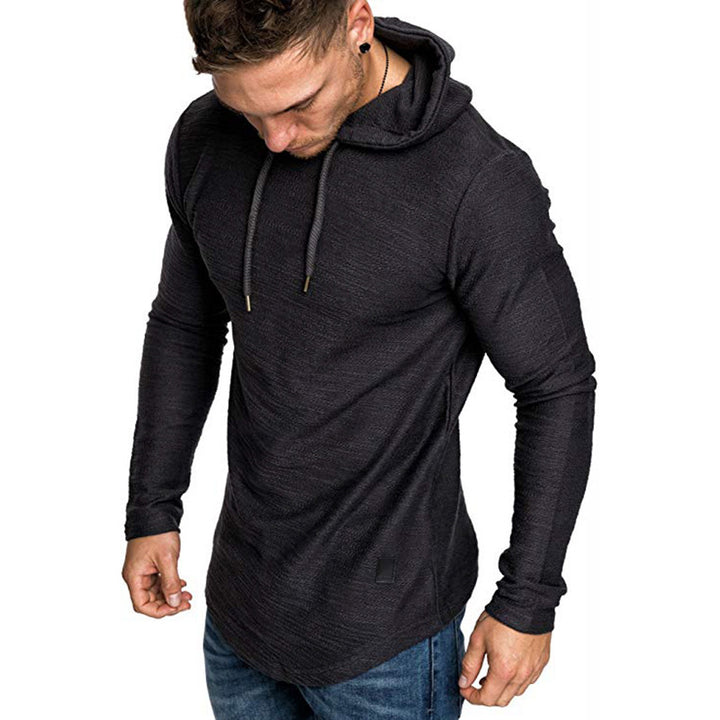 Man i svart slim fit hoodie
