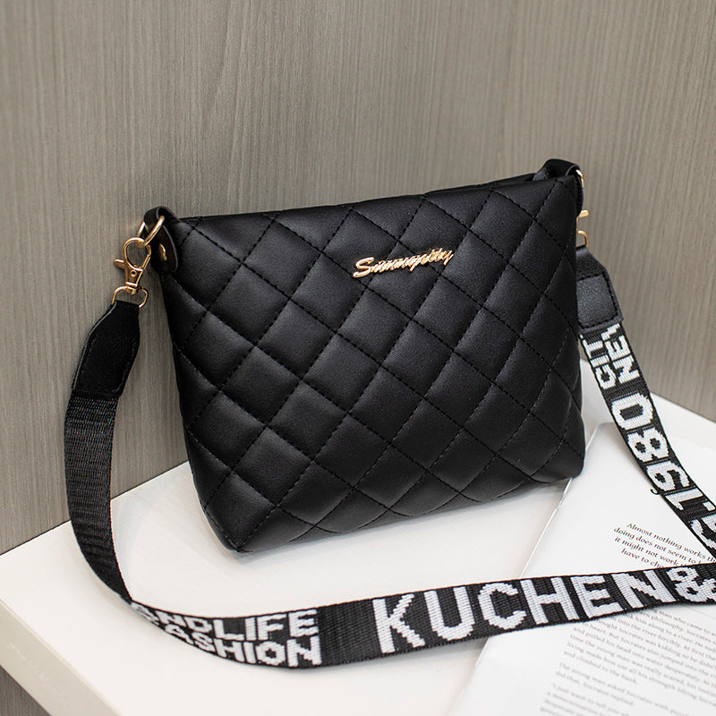 Liten quiltad crossbodyväska med bred rem