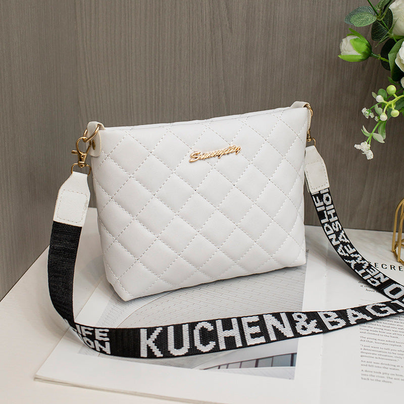 Liten quiltad crossbodyväska med bred rem
