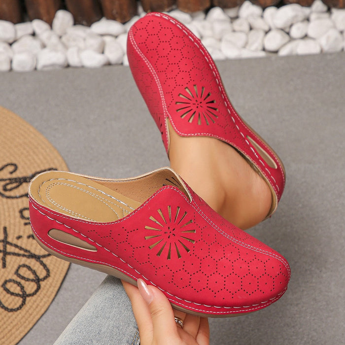 Dam Slip-On Mules med Blomsterstansning och Ventilerande Design